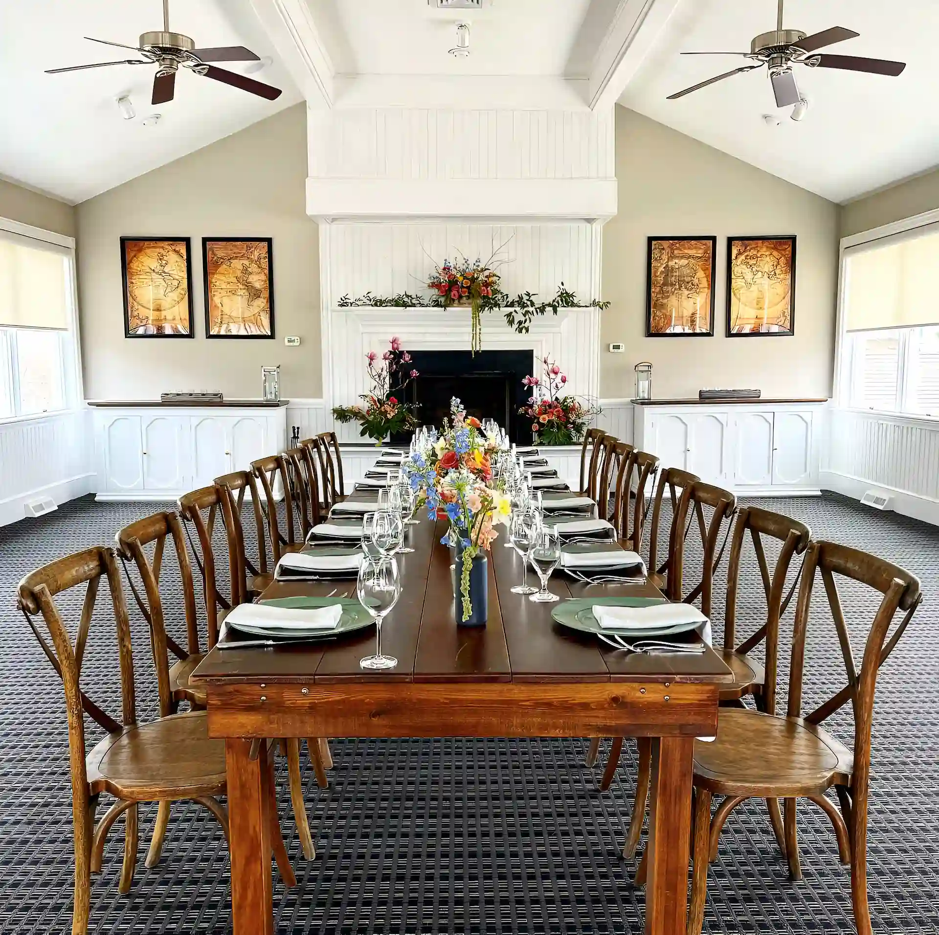 Weddings 10 Keeper´s Loft interior with a large table and chairs